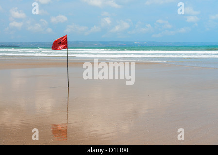 Rote Fahne am Strand ohne schwimmen Notizen. Saison der Stürme und starke Strömungen. Stockfoto