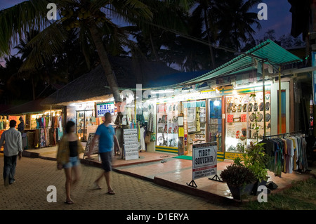 Horizontale Ansicht von den Geschäften und Ständen entlang der Klippe oben Weg in Varkala, Kerala. Stockfoto