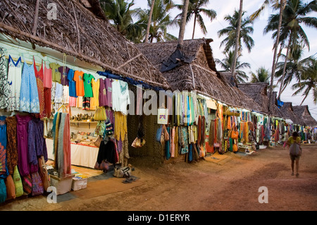 Horizontale Ansicht von den Geschäften und Ständen entlang der Klippe oben Weg in Varkala, Kerala. Stockfoto