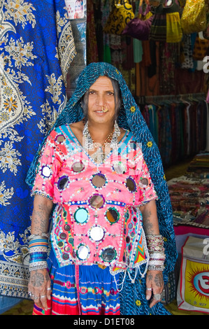 Horizontale Ansicht einer traditionell gekleideten Rajastani Frau in Indien. Stockfoto