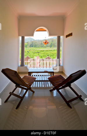 Vertikale Ansicht aus einem Hotelbalkon mit herrlichem Blick über den Periyar Nationalpark an einem sonnigen Tag. Stockfoto