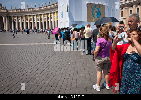 Schlange von Touristen warten auf betreten der Basilika St. Peter, Rom Stockfoto