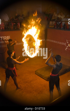 Vertikale Porträt des Kalaripayattu martial Künstler Akrobatik in Kerala. Stockfoto