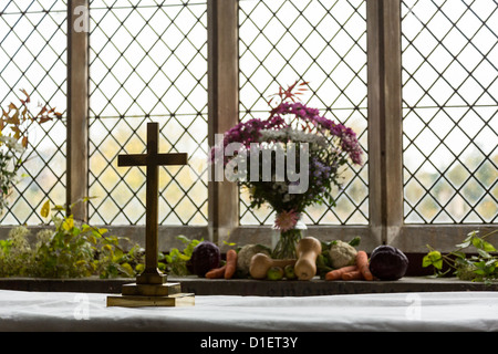 Pfarrkirche St. Mary in Swinbrook Oxford mit Erntefest Obst Blumen und Gemüse Stockfoto