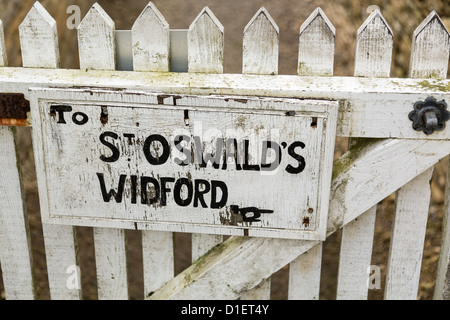 Weiß gestrichene Zeichen, Fußweg zur alten Kirche St. Oswald in Widford Oxford Stockfoto