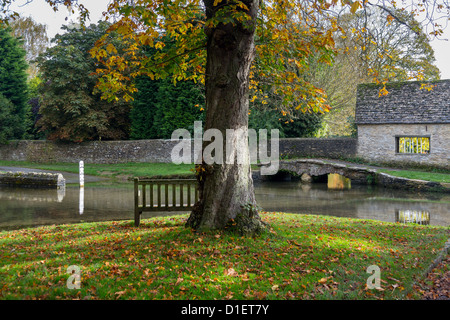 Sitzplatz mit Blick auf einen tiefen Fluss bei Straße Ford auf Shill Bach an Shilton Oxfordshire Stockfoto