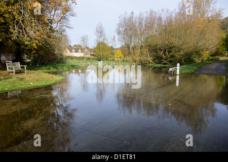 Sitzplatz mit Blick auf einen tiefen Fluss bei Straße Ford auf Shill Bach an Shilton Oxfordshire Stockfoto