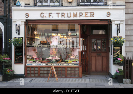 Die GF Trumper, ein Gentleman Barbiere und Parfümeure in Mayfair, London, UK. Stockfoto