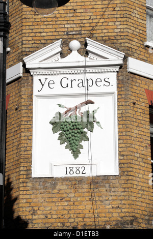 Gedenktafel an der Seite der "Ye Trauben" Wirtshaus in Shepherd Market, Mayfair, London, Großbritannien. Stockfoto