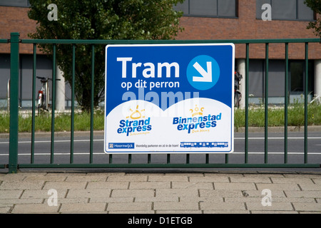 Plattform der Straßenbahn Passagiere aus den Haag an den Strand in Scheveningen, Niederlande Stockfoto