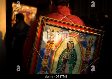Ein Pilger trägt ein Bild der Muttergottes von Guadalupe außerhalb der Muttergottes von Guadalupe Basilica in Mexiko-Stadt Stockfoto