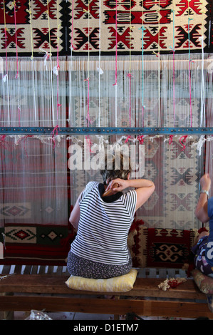 Teppich Weaver in der alten albanischen Basar in Kruja Stockfoto