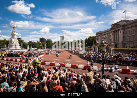 Menschenmassen jubeln als Radfahrer fahren an der Buckingham Palace während der Tour de France Prologue, London, Vereinigtes Königreich, 2007 Stockfoto