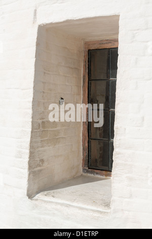 Fenster, die inmitten von dicker Mauern des Cape Florida Lighthouse im Bill Baggs State Park in Key Biscayne, Florida Stockfoto