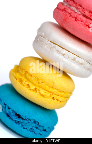 Sammlung von bunten Macarons auf weißem Hintergrund Stockfoto