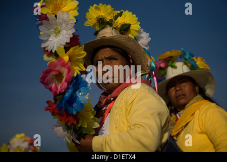 Eine indigene Mazahua Frau trägt eine Krone aus Blumen außerhalb der Muttergottes von Guadalupe Basilica in Mexiko-Stadt Stockfoto