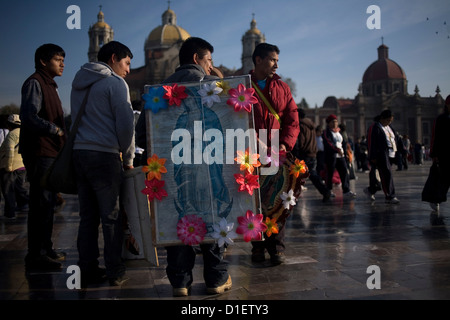 Ein Pilger trägt ein Bild der Muttergottes von Guadalupe außerhalb der Muttergottes von Guadalupe Basilica in Mexiko-Stadt Stockfoto