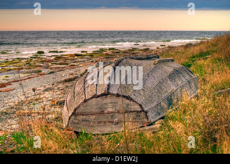 Altes Ruderboot in den Vordergrund vor blauem Meer und Himmel, Hdr-Foto Stockfoto