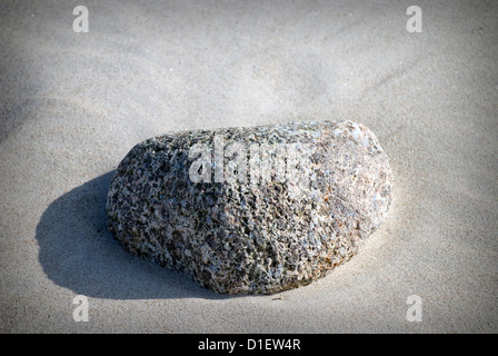 Nahaufnahme von Stein am Sandstrand Stockfoto