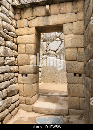 Morgen Blick auf Machu Picchu mit Details des Einganges in Stadt Stockfoto