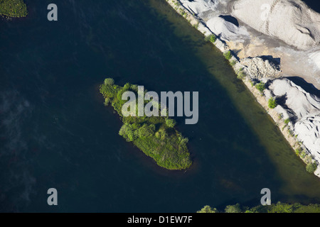 Baggerarbeiten See bewachsene Insel mit Sand und Kies Hügel, Luftaufnahme Stockfoto