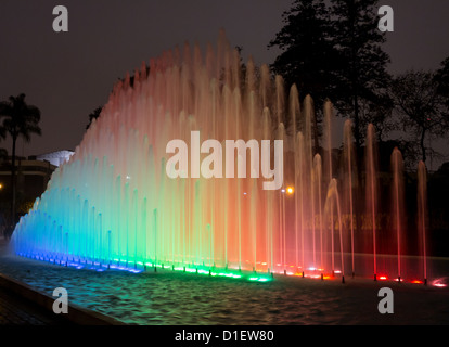 Beleuchtete Brunnen in der Dämmerung in der Magie Wasser Tour/Kurzschluss in Reserve Park, Lima, Peru Stockfoto