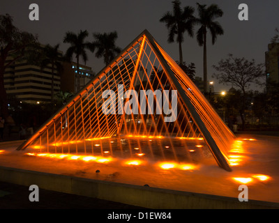 Brunnen in der Abenddämmerung in Magic Water Circuit Tour beleuchtet / El Circuito Mágico del Agua in Reserve Park, Lima, Peru Stockfoto