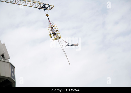 Bungee-Jumping von der Anlegestelle in Scheveningen, Niederlande Stockfoto