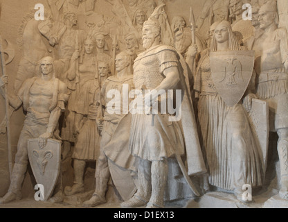 Darstellung der Liga Lesche am Eingang des Skanderbeg Museum Schloss Kruje Skulpturen Stockfoto