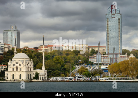 Dolmabahce Moschee umgeben von modernen Gebäuden an der Bosporus-Meerenge-Istanbul-Türkei Stockfoto