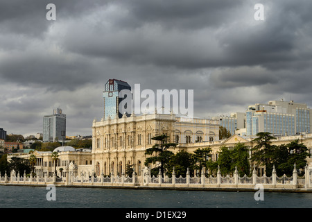 Fassade des Dolmabahçe-Palast umgeben von modernen Gebäuden an der Bosporus-Meerenge-Istanbul-Türkei Stockfoto