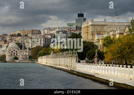 Dolmabahce Moschee und der Palast umgeben von modernen Gebäuden an der Bosporus-Meerenge-Istanbul-Türkei Stockfoto