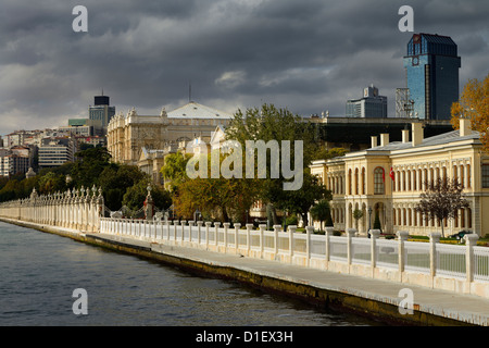 Dolmabahce Palast umgeben von modernen Gebäuden an der Bosporus-Meerenge-Istanbul-Türkei Stockfoto