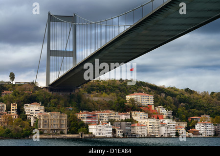Fatih Sultan Mehmet-Brücke über Villen auf der Bosporus-Meerenge bei Rumeli Hisari Istanbul Türkei Stockfoto