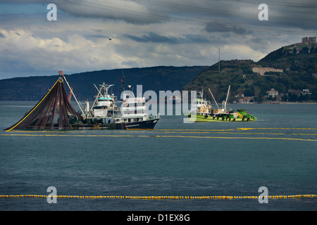 Ringwade Angelboote/Fischerboote am Bosporus mit der Burg Yoros Türkei Stockfoto