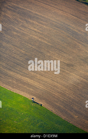 Hoch angesetzt am Rande eines Feld, aerial Fotos Stockfoto