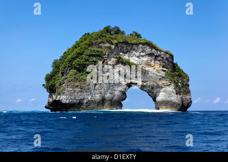 Felsbogen über dem Wasser, Nusa Penida, Bali, Indonesien, Indischer Ozean Stockfoto
