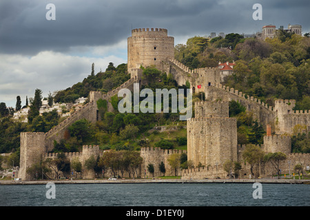 Rumelihisari rumelian Burg auf dem Bosporus mit asiyan asri Friedhof Türkei Stockfoto