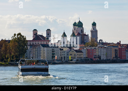 Ausflugsschiff auf der Donau vor der alten Stadt Passau, Bayern, Deutschland Stockfoto