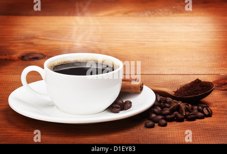 warme Tasse Kaffee auf braunem Hintergrund Stockfoto