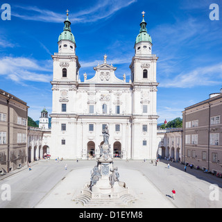 Domplatz mit Dom und Marian Spalte, Salzburg, Österreich Stockfoto