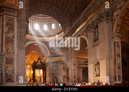 Licht strömt in der Basilika St. Peter, Rom Stockfoto