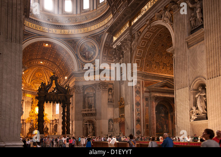 Licht strömt in der Basilika St. Peter, Rom Stockfoto