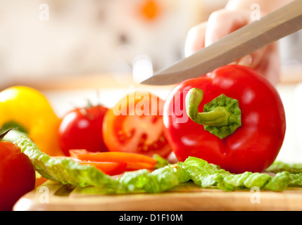 Frauenhand Tomaten Paprika, hinter frisches Gemüse schneiden. Stockfoto