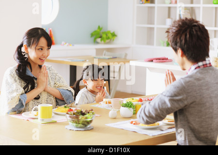 Jungen Erwachsenen paar und ihre Tochter in ihrem Speisesaal frühstücken Stockfoto