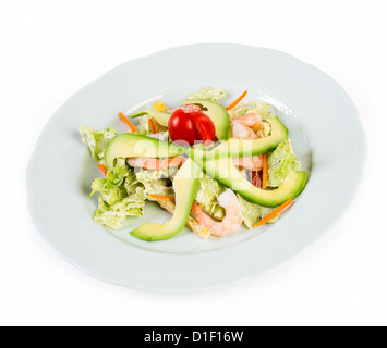Salat mit Avocado und Garnelen auf weißem Hintergrund Stockfoto