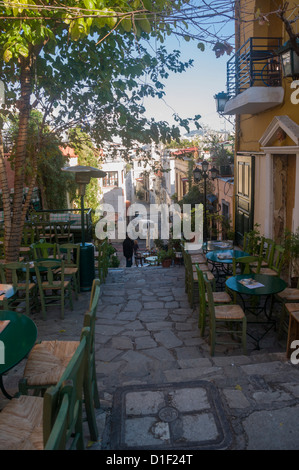 Außengastronomie in der engen Mnisikleous Straße, Plaka, Athen, Griechenland Stockfoto