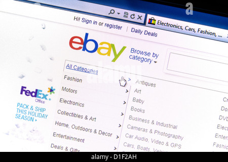 EBay-Website unter einem Vergrößerungsglas-eBay ist ein amerikanisches multinationales Unternehmen und e-Commerce-Unternehmen Stockfoto