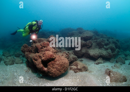 Taucher mit Felsen, Caesarea Maritima, Mittelmeer, Israel, unter Wasser geschossen Stockfoto