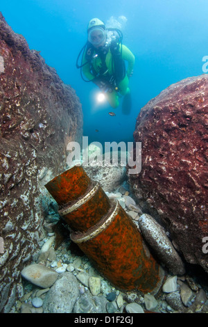 Taucher mit einer Waffe, Caesarea Maritima, Mittelmeer, Israel, unter Wasser geschossen Stockfoto